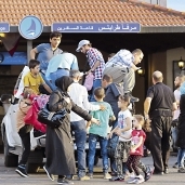 لاجئون سوريون خلال محاولة سفرهم إلى تركيا