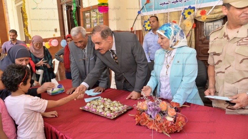 محافظ أسيوط يقدم الهدايا لأطفال دور الأيتام بمناسبة عيد الأضحى المبارك