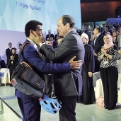 الرئيس يستقبل ياسين الزغبى بحفاوة خلال الجلسة الافتتاحية لمؤتمر الشباب