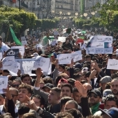 بالصور| الشرطة الجزائرية تطلق الغاز المسيل للدموع لتفريق متظاهرين