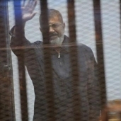 الرئيس المعزول محمد مرسى داخل قفص الاتهام - ارشيف
