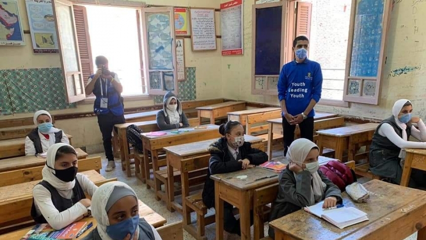 طلاب المدارس ملتزمون بارتداء الكمامات الطبية داخل الفصول الدراسية لمواجهة كورونا