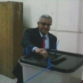 رئيس جامعة المنيا يدلي بصوته في جولة الإعادة.