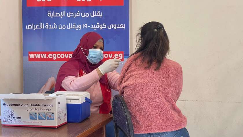 «الصحة» تواصل حملات التطعيم ضد كورونا في انتخابات الأهلي وسبورتنج