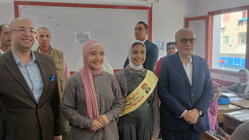 وزير التعليم يفتح حوارا مع طالبات مدرسة ببني سويف