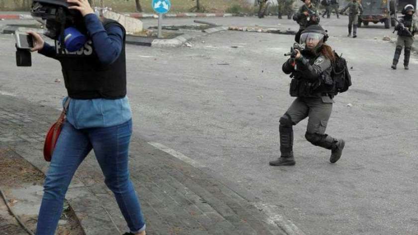 عدوان جنود الاحتلال على الصحفيين في غزة