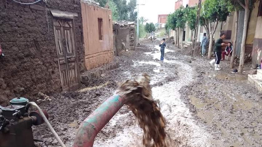 شفط مياه الأمطار في شوارع المنوفية