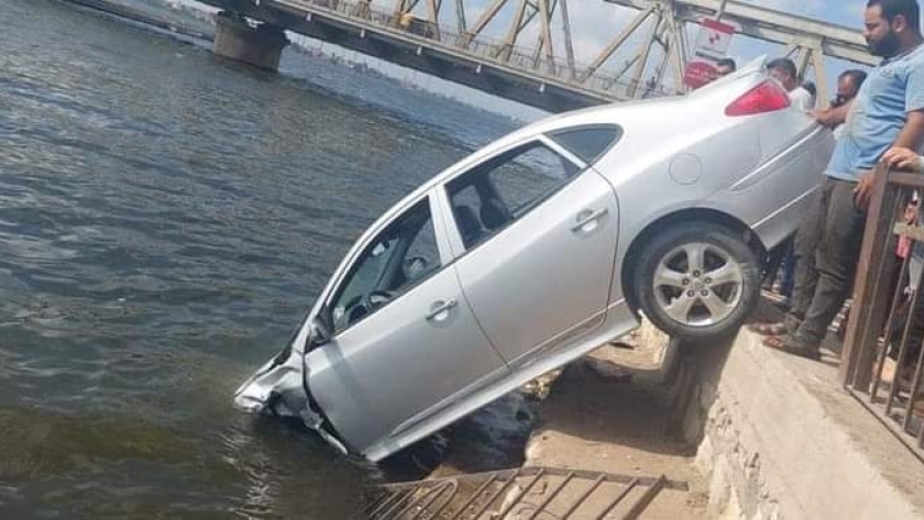 سيارة تقفز في نهر النيل بدسوق