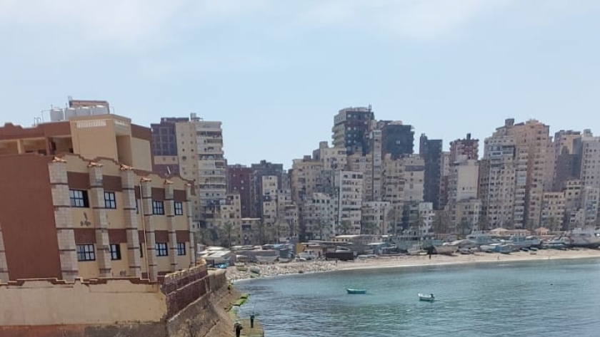 سياحة الإسكندرية تمنع التجمعات وصيد الهواه على سور الكورنيش