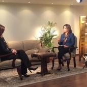 الإعلامية منال السعيد خلال حوارها مع وزيرة الهجرة