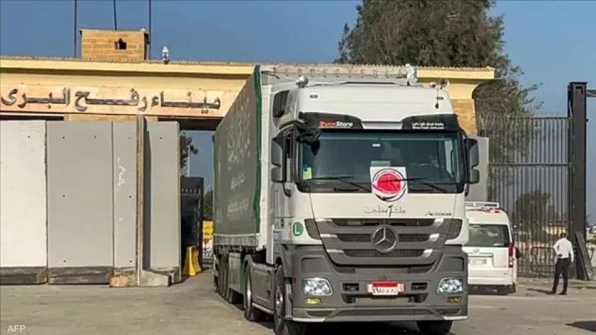 شاحنات المساعدات تنتظر الدخول إلى غزة