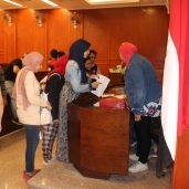 ١٥٠ طالب صوت داخل اللجان الإنتخابية بطب حلوان