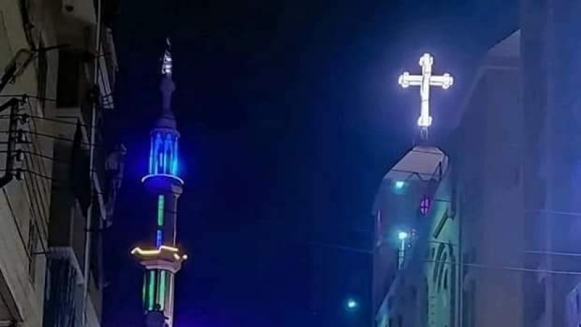 زينة رمضان تربط بين كنيسة ومسجد في قنا