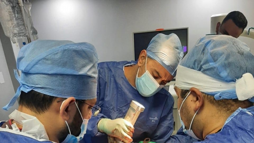 خلال جراحة تركيب ركبتين صناعيتين لمريض في مستشفي مطروح العام