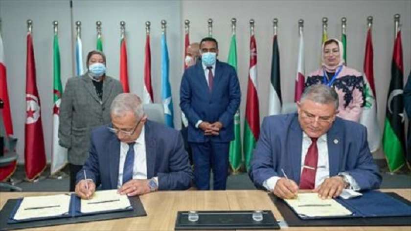 مسئولو الأكاديمية العربية وهيئة التصنيع خلال توقيع اتفاقية التعاون
