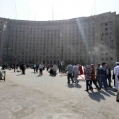 آلاف المواطنين يترددون يومياً على مجمع التحرير لقضاء مصالحهم