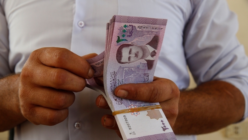 البنك المركزي السوري يخفض سعر الليرة