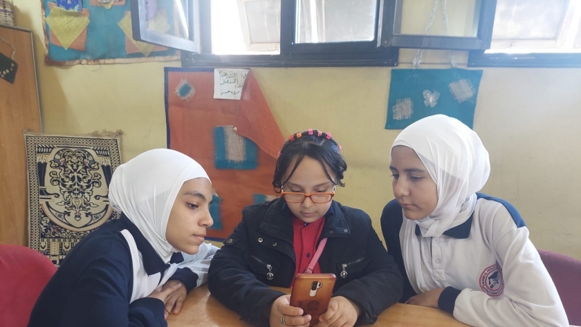 طلبة مدارس الأمام الشافعي  يحولون المناهج إلى قصص رقمية