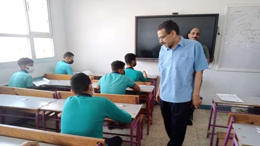 وكيل وزارة التربية والتعليم بالبحر الأحمر يتفقد الامتحانات