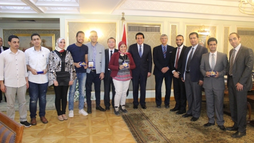 وزير التعليم العالي يكرم الفريق المصري الحاصل على المركز الثاني في مسابقة "هواوي" العالمية