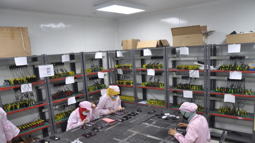 مصنع عالمي يبدأ تجميع هواتف المحمول في مصر