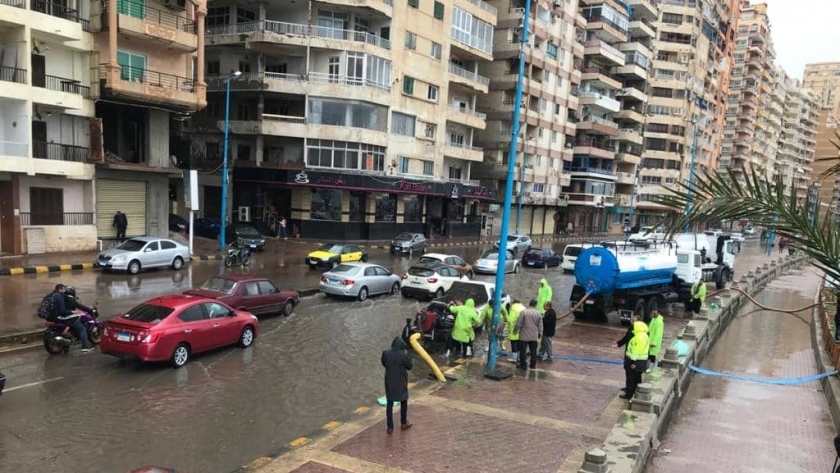 سحب مياه الأمطار من الشوارع في الإسكندرية