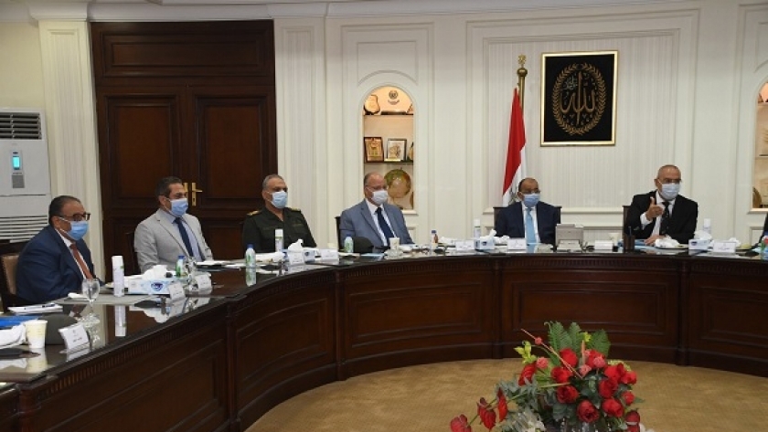 "الجزار" و"شعراوي" خلال الاجتماع بحضور عدد من المحافظين