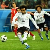 محمد صلاح يسدد ضربة جزاء في مباراة روسيا