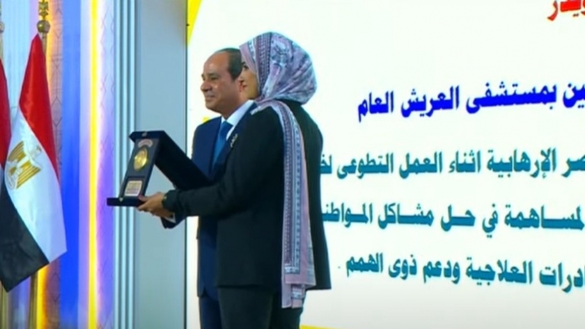 الرئيس السيسي يكرم «إسراء» ابنة شمال سيناء
