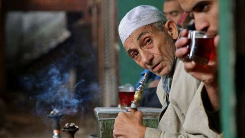مواطن يدخن الشيشة - صورة أرشيفية