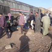 بالصور : "الموت " يطارد ألاف عمال وطلاب المدارس بالغربية بسبب تسطيح القطارات بمحطة الغزل