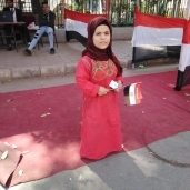«نجوى» تحمل علم مصر أمام لجنة الاستفتاء