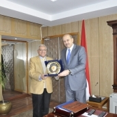 رئيس جامعة المنيا يهنئ مدير الامن