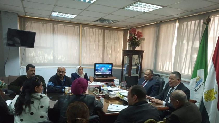 محمد نور رئيس الحي وبكساوي مصطفي مدير الادارة التعليمية خلال المجلس التنفيذي لحي العمرانية