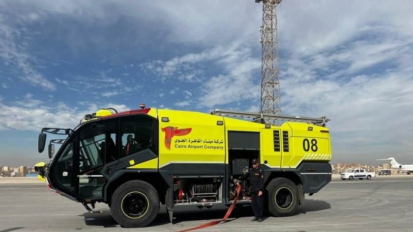 إحدى مركبات إطفاء الحريق بمطار القاهرة الدولي خلال تجربة طوارئ