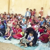 تلاميذ مدرسة الكوم برشيد يتلقون دروسهم فى «مخيمات»