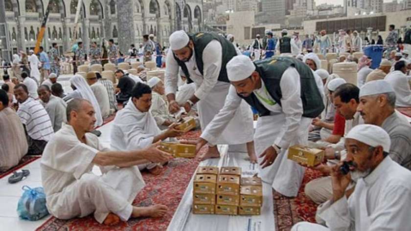 تقديم طعام الإفطار في المسجد الحرام خلال رمضان (أرشيفية)