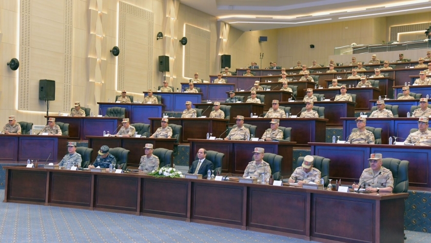 الرئيس السيسي يجتمع مع كبار قادة القوات المسلحة