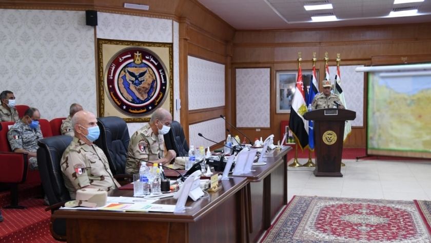 وزير الدفاع يتابع سير عمليات القضاء على الإرهاب