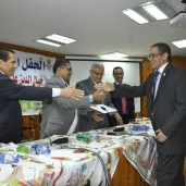 رئيس جامعة المنيا يكرم الفائزين في الأنشطة الطلابية