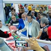 محافظ الإسكندرية يفتتح معرض "أهلا رمضان" بتخفيضات 25% على السلع