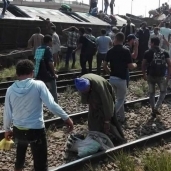 الأهالى يحاولون إنقاذ المصابين فى حادث القطار
