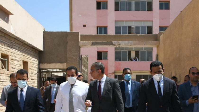 وزير الصحة ومحافظ الفيوم يتفقدان المستشفى القديم