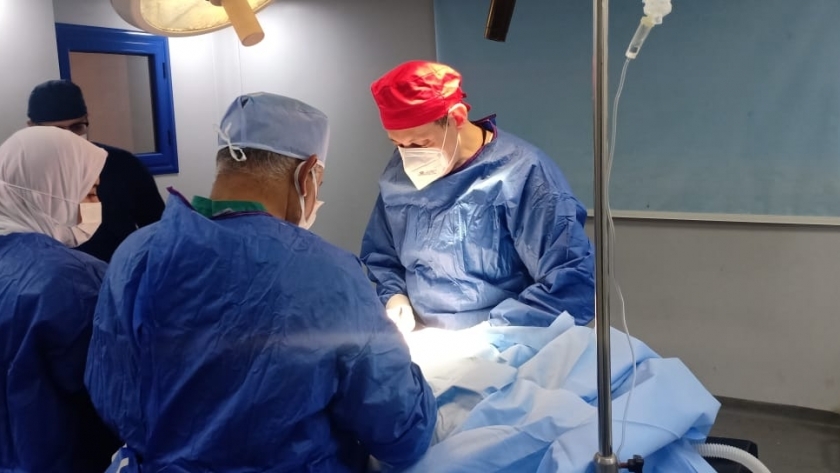 جانب من إجراء عملية جراحية في مستشفى الضبعة