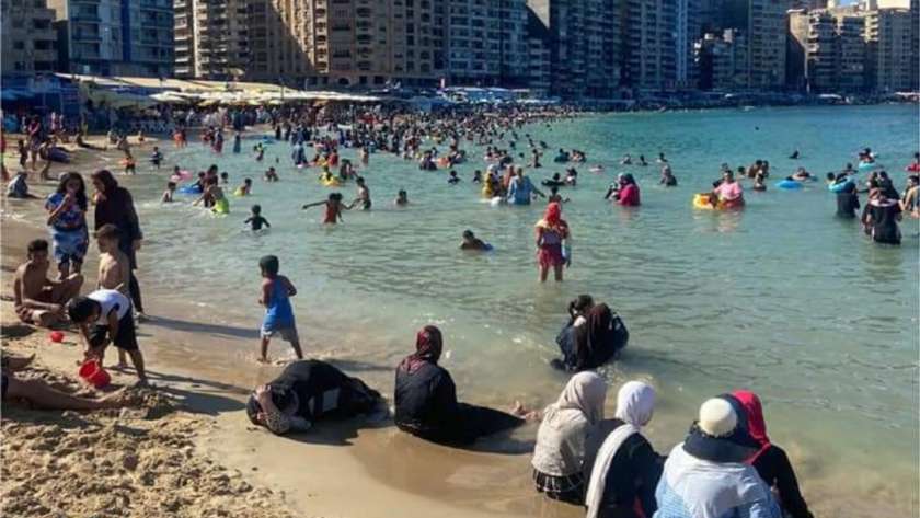 ازدحام على شواطئ الإسكندرية بالتزامن مع إجازة عيد رأس السنة الهجرية