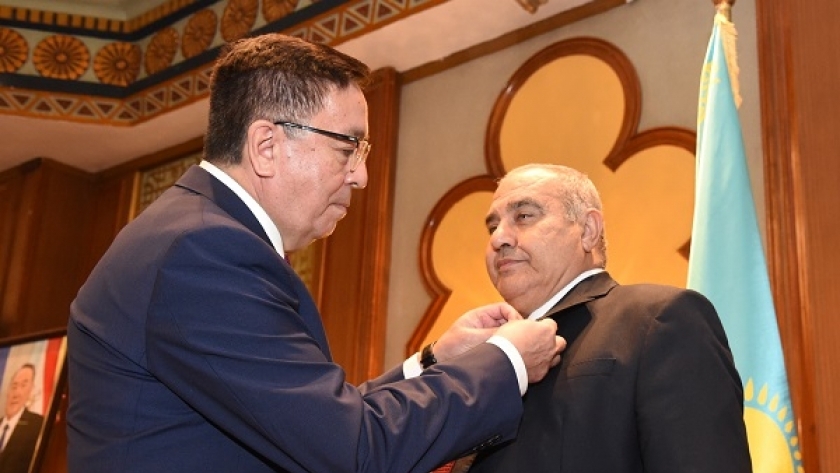 رئيس المحكمة الدستورية العليا يتقلد ميدالية يوبلية من الرئيس الكازاخى