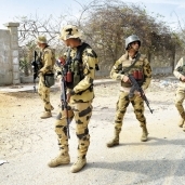 جنود وضباط يمشطون أحد المواقع بشمال سيناء