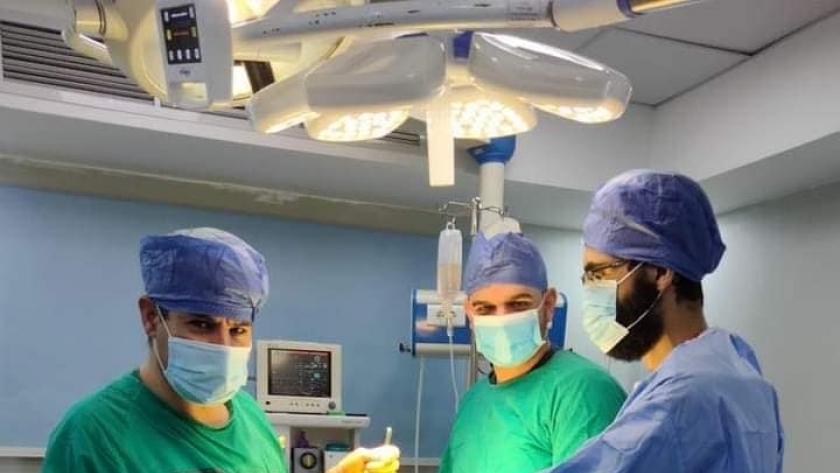 الفريق الطبى خلال إجراء عملية بمستشفى مطروح العام