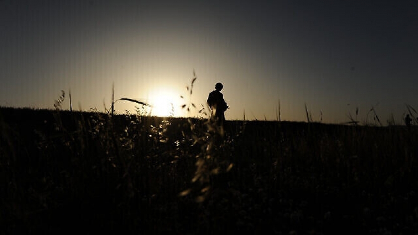 جندي بجيش الاحتلال يسير في الحقول بالقرب من قاعدته العسكرية في بئر السبع