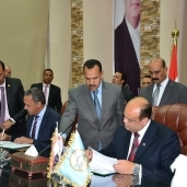 اللواء علاء أبوزيد محافظ مطروح خلال توقيعه عقود الاستثمارالثلاثة الجديدة
